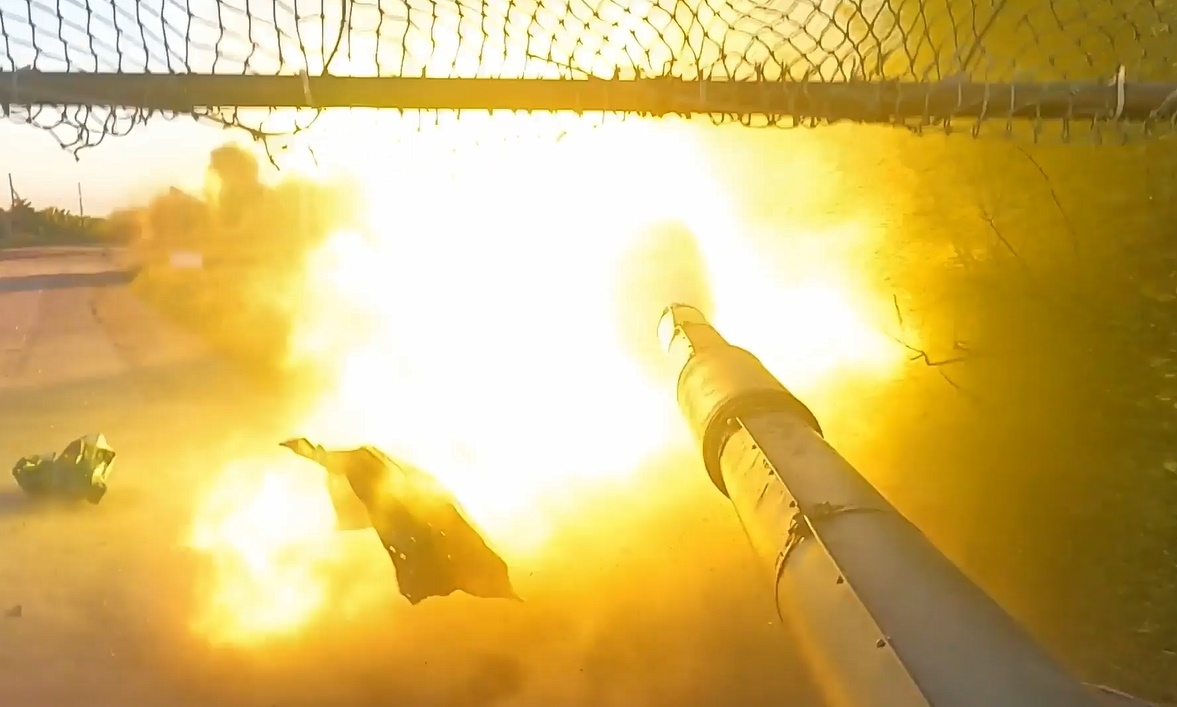 Xe tăng Ukraine nã pháo rung chuyển, mở đường cho bộ binh tái chiếm Vesele